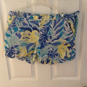 Size 6 scallop edge Lilly shorts